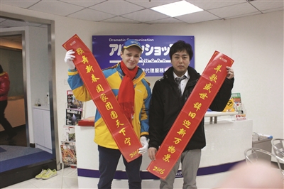 洋气:快递春节不打烊 苏宁易购洋快递员来拜