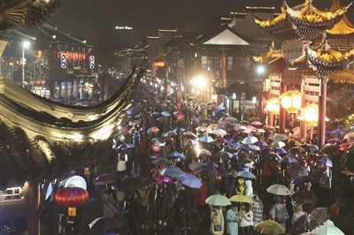 欧美范可爱小孩图片_皮皮网 今天是元宵佳节,秦淮灯会也将迎来赏灯最高峰。昨天,扬子晚报记者从夫子庙秦淮风光带风景区管委会获悉,由于正月十三上灯日正逢周末,当天夫子庙景区就吸引了38万人次前往游玩。昨晚淅淅沥沥的小雨,依然挡不住人们的观灯热情。景区管理方特别提醒市民,今年夫子庙景区的灯会将一直延续到3月底,有条件的市民不妨错时观灯。值得一提的是,扬子晚报新媒体今年继续推出赏灯神器2016秦淮赏灯长卷图,让你不用挤破头也能看遍秦淮两岸的风光。 【雨闹元宵】 今晚赏灯时分,老天可能会转阴 扬子晚报讯(记者 于丹丹)今天是元宵佳节,但是江